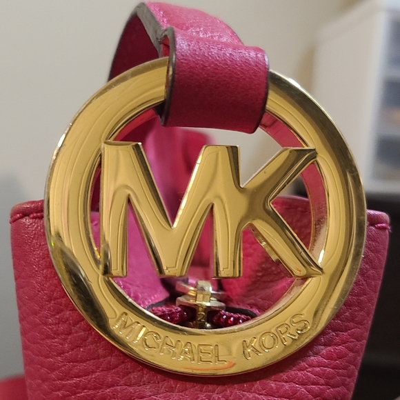 Michael Kors Fuchsia Shoulder Bag with Gold Logo - Picture 9 of 10